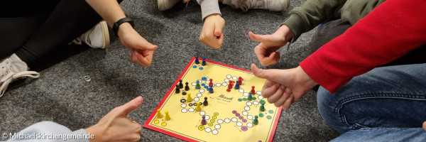 Konfis spielen Mensch-Ärgere-Dich-Nicht